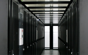 Couloir de datacenter au milieu de baies informatiques