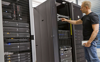 technicien dans un datacenter inspectant les hyperviseurs de la solution eaZyCloud